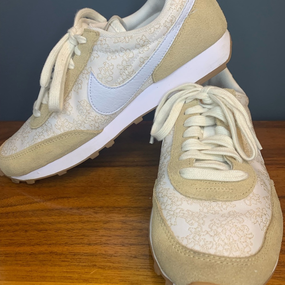 Nike Daybreak 7.5 White and Tan